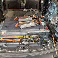 Takhle vypadá uložení baterie na podlaze kufru. Ještě pod ní je elektromotor, který pohání zadní nápravu.