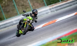 Autíčkářova garáž, Trackday: První okružní kilometry a zážitky s Triumphem.