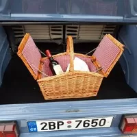 Vejde se piknikový koš a deka..