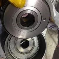 Visco pumpa z Bmw M3/5/6 (e90, 60, 63) naplněná silikon olejem - při relativním pohybu dojde ke změně struktury a natlačení do menšího objemu, což má za následek rozpínání a zvýšení přítlaku na lamely (na foto dole).