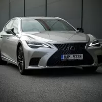 Lexus LS500h: Nenápadný klenot