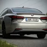 Lexus LS500h: Nenápadný klenot