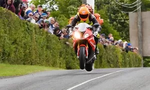Editorial: Isle of man Tourist Trophy – nadšení nebo šílenství? Příběhy.