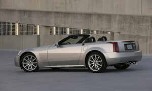 Historie: Cadillac XLR: Nejhezčí Corvette nepostavil Chevrolet
