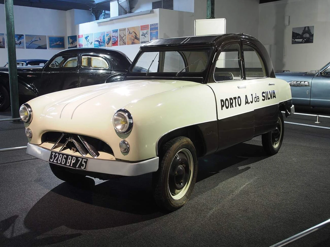 Citroën 2CV jako sedan dle Philipe Charbonneauxe, zdroj: Wikimedia Commons