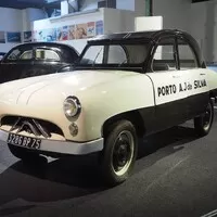 Citroën 2CV jako sedan dle Philipe Charbonneauxe, zdroj: Wikimedia Commons