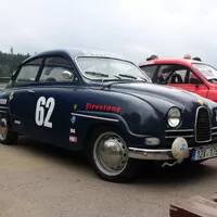 Saab 96 polepený po vzoru dobových amerických závoďáků