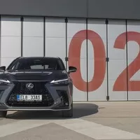 Autíčkářův týden: Šestiválcová Mazda, dobíjecí Lexus, životně důležitý Renault a nástupce legendy
