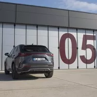 Autíčkářův týden: Šestiválcová Mazda, dobíjecí Lexus, životně důležitý Renault a nástupce legendy