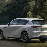 Autíčkářův týden: Šestiválcová Mazda, dobíjecí Lexus, životně důležitý Renault a nástupce legendy