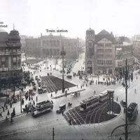 První semafor v Berlíně. Foto 1925. Zdroj: weimarberlin.com