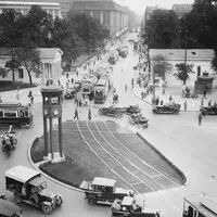První semafor v Berlíně. Foto 1925. Zdroj: weimarberlin.com