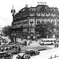 První semafor v Berlíně. Foto 1924. Zdroj: weimarberlin.com