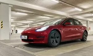 Tesla Model 3 Dual Motor: Amerika na baterky