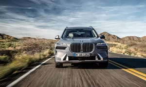Novinky: Monstrózní BMW X7, Dongfeng v Česku, centrum e-mobility Hyundai a mazdí šestiválce