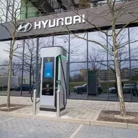 Monstrózní BMW X7, Dongfeng v Česku, centrum e-mobility Hyundai a mazdí šestiválce