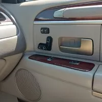 Lincoln Town Car 2005: Vypadá podobně jako předchůdce, ale...