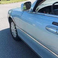Lincoln Town Car 2005: Vypadá podobně jako předchůdce, ale...