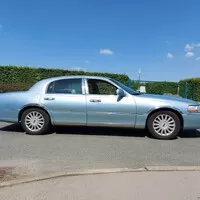 Lincoln Town Car 2005: Vypadá podobně jako předchůdce, ale...