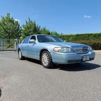 Lincoln Town Car 2005: Vypadá podobně jako předchůdce, ale...