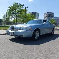 Lincoln Town Car 2005: Vypadá podobně jako předchůdce, ale...