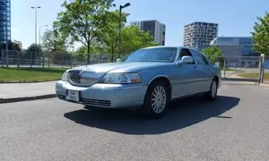 Lincoln Town Car 2005: Vypadá podobně jako předchůdce, ale...