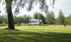 Autíčkář na cestách: 7 věcí, které se v prospektech o karavaningu nedočtete