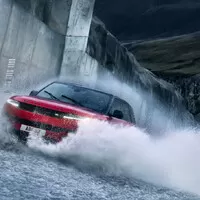 Nový Range Rover Sport drtí bláto, vodu i kamení…