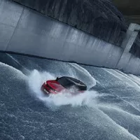 Nový Range Rover Sport drtí bláto, vodu i kamení…