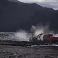 Nový Range Rover Sport drtí bláto, vodu i kamení…