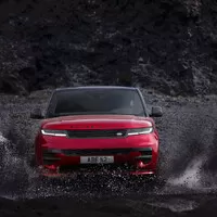 Nový Range Rover Sport drtí bláto, vodu i kamení…