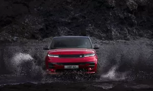 Nový Range Rover Sport drtí bláto, vodu i kamení…