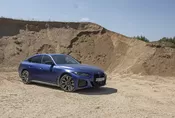 BMW i4 M50 a rozmazaný svět za oknem