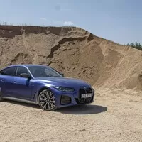 BMW i4 M50 a rozmazaný svět za oknem