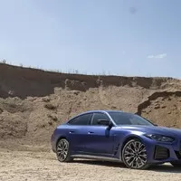 BMW i4 M50 a rozmazaný svět za oknem