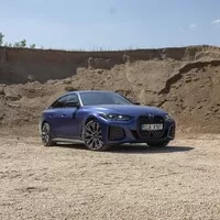 BMW i4 M50 a rozmazaný svět za oknem