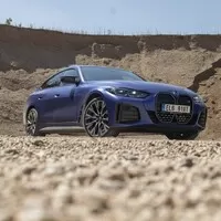 BMW i4 M50 a rozmazaný svět za oknem
