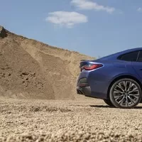 BMW i4 M50 a rozmazaný svět za oknem