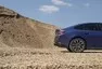 BMW i4 M50 a rozmazaný svět za oknem