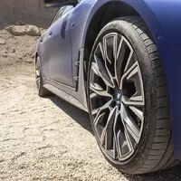 BMW i4 M50 a rozmazaný svět za oknem