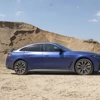 BMW i4 M50 a rozmazaný svět za oknem