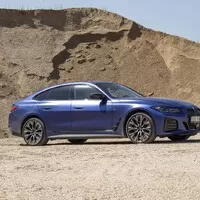 BMW i4 M50 a rozmazaný svět za oknem