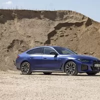 BMW i4 M50 a rozmazaný svět za oknem