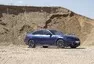 BMW i4 M50 a rozmazaný svět za oknem