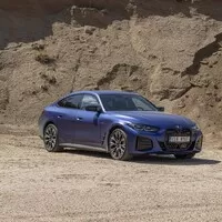 BMW i4 M50 a rozmazaný svět za oknem