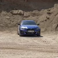 BMW i4 M50 a rozmazaný svět za oknem