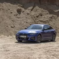 BMW i4 M50 a rozmazaný svět za oknem