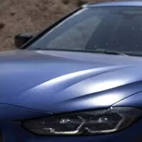 BMW i4 M50 a rozmazaný svět za oknem