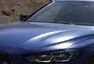 BMW i4 M50 a rozmazaný svět za oknem