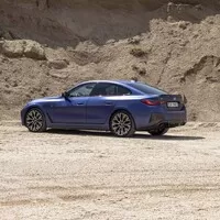 BMW i4 M50 a rozmazaný svět za oknem